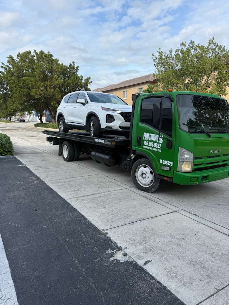 Prim Towing flatbed cargando un SUV en Miami