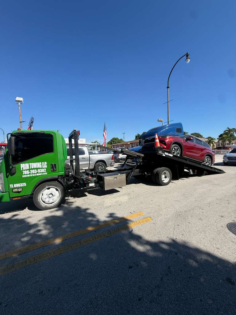 Camión de remolque Prim Towing transportando vehículos